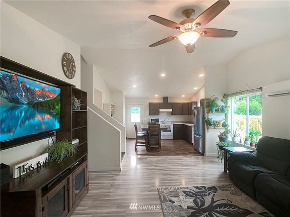 3rd image of 600 Joann Dr NE