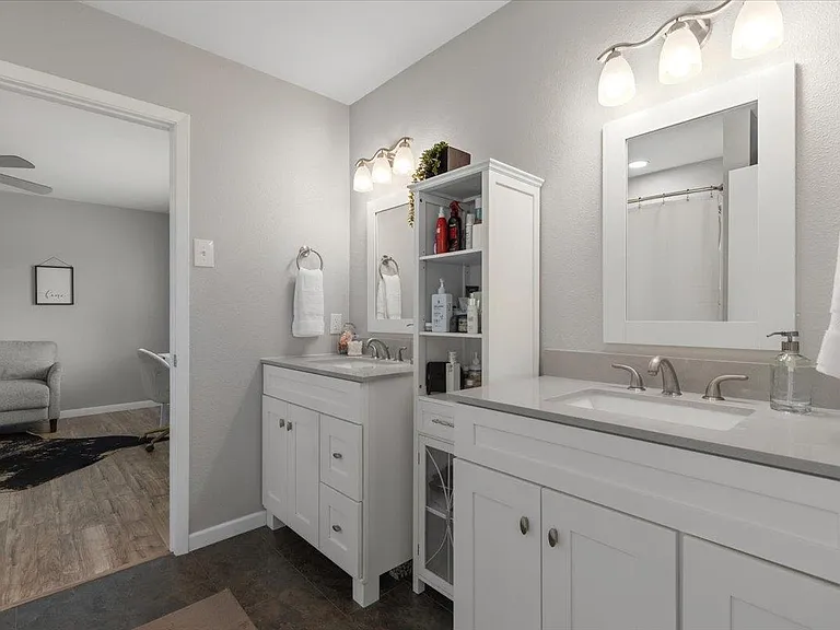 208 Skyloop Dr — Photo 17
