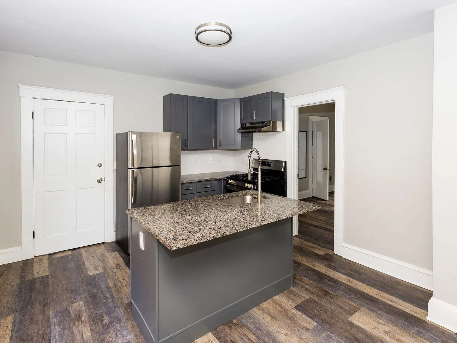 2 bed, 1250 sqft, $1,300 — Photo 4