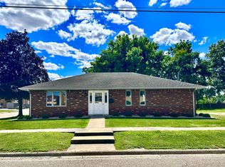 200 W 2nd St, Flora, IL 62839