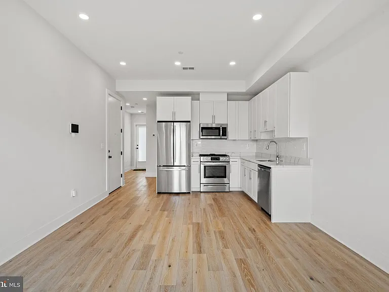 1130 Penn St NE #6 — Photo 4