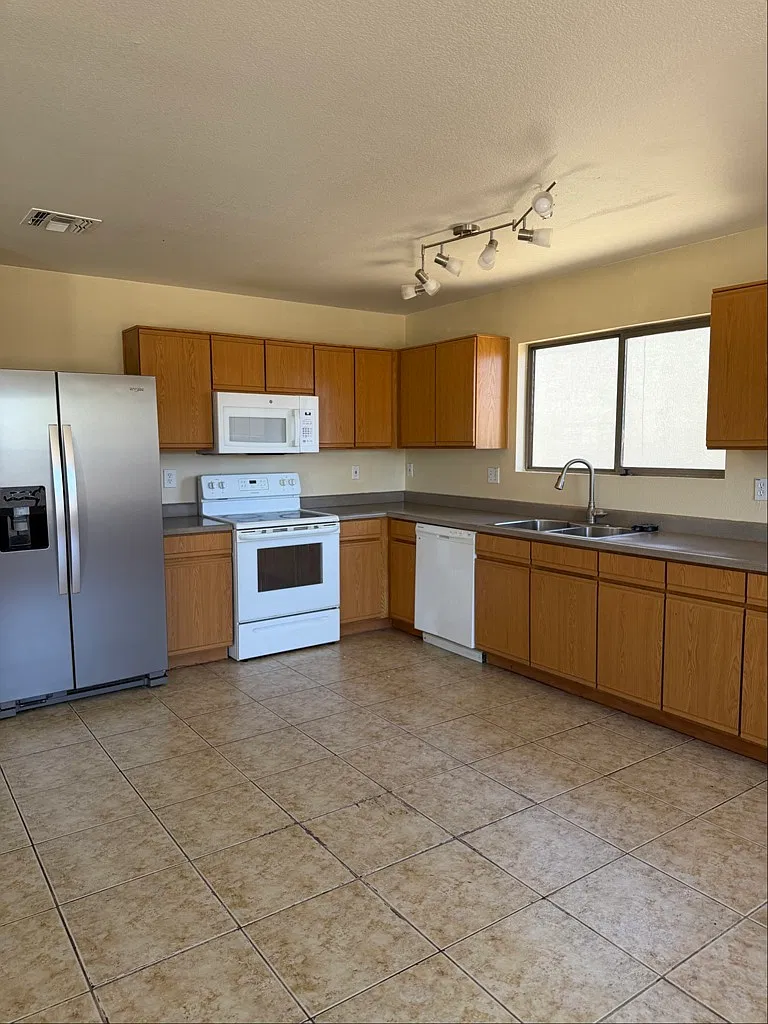 Spacious 4-Bed Home with Garage and Central A/C in El Mirage — Photo 2
