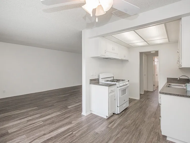 Castilian and Cordova Apartment Homes — Photo 19