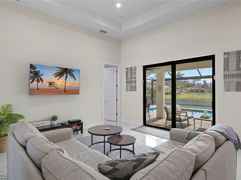 1137 SW 18th Ct — Photo 2