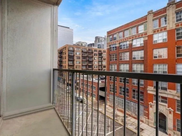 700 W Van Buren St #602 — Photo 9