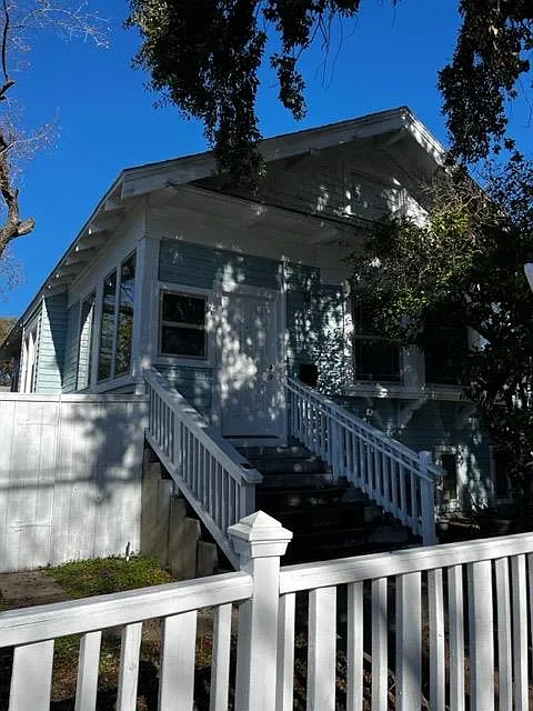1301 E Acacia St photo 1