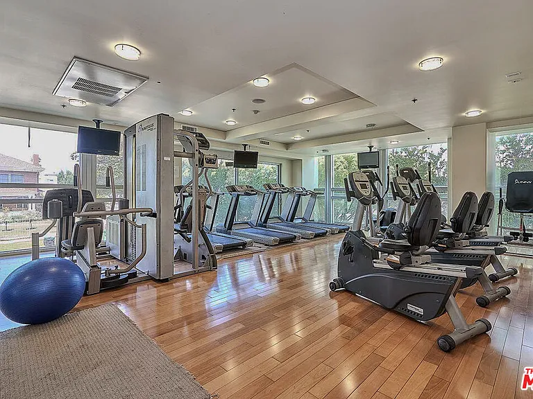 702 S Serrano Ave #501 — Photo 31