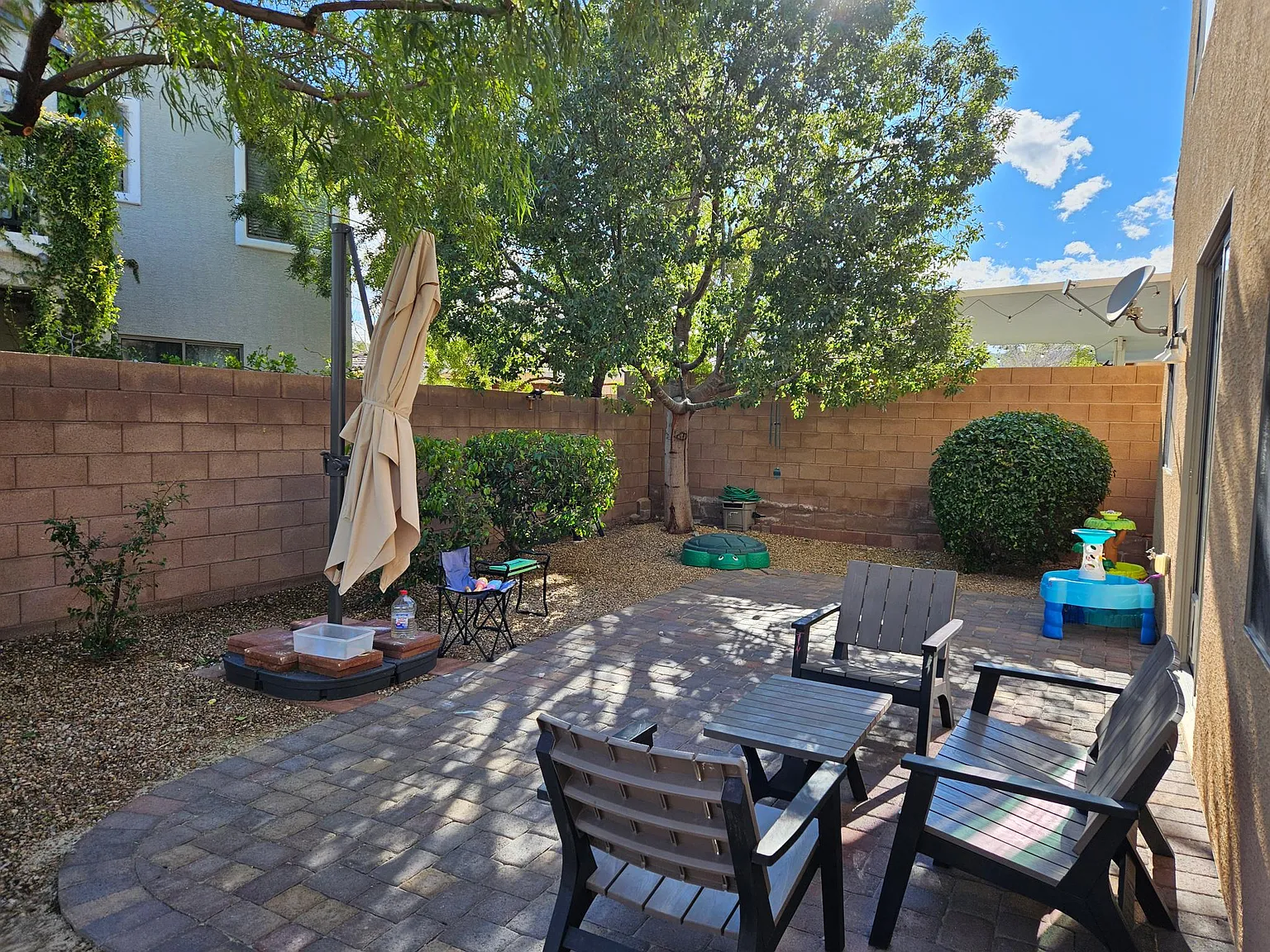 3 bed, 1993 sqft, $2,195 — Photo 2