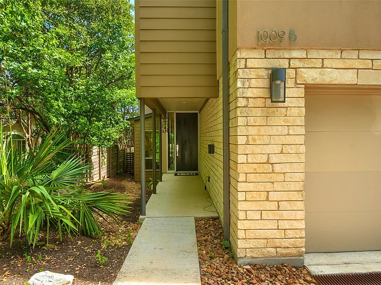 1009 E Riverside Dr #B — Photo 2