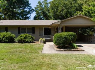 819 N Woodlawn Dr, Fayetteville, AR 72701