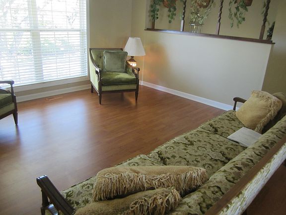 2nd image of 211 S Park Blvd