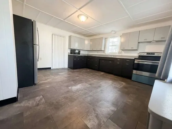 35 Maple St, Easthampton, MA 01027