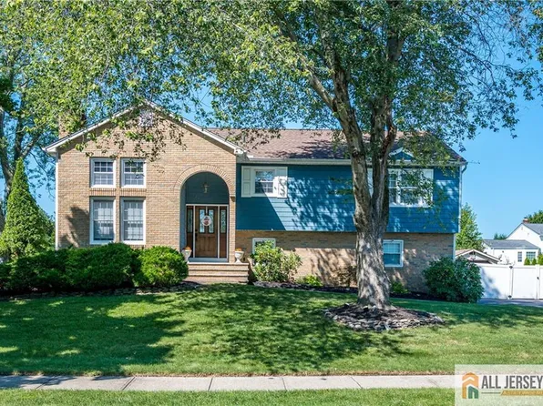 2 Jay Ct, Kendall Park, NJ 08824