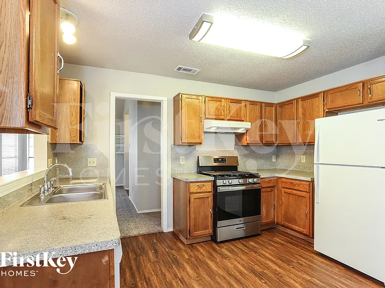 2321 Lakeshore Ln — Photo 7