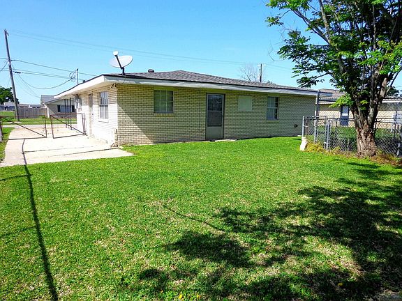 2nd image of 111 Bellaire Dr