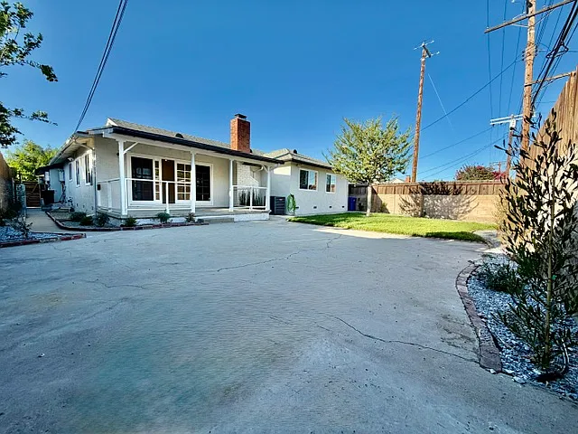 23130 Hartland St — Photo 24