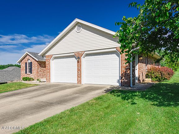 3rd image of 929 Amethyst Ln