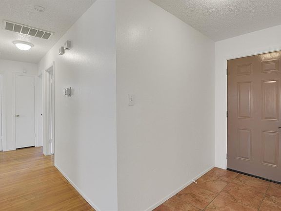 5th image of 623 Harris St