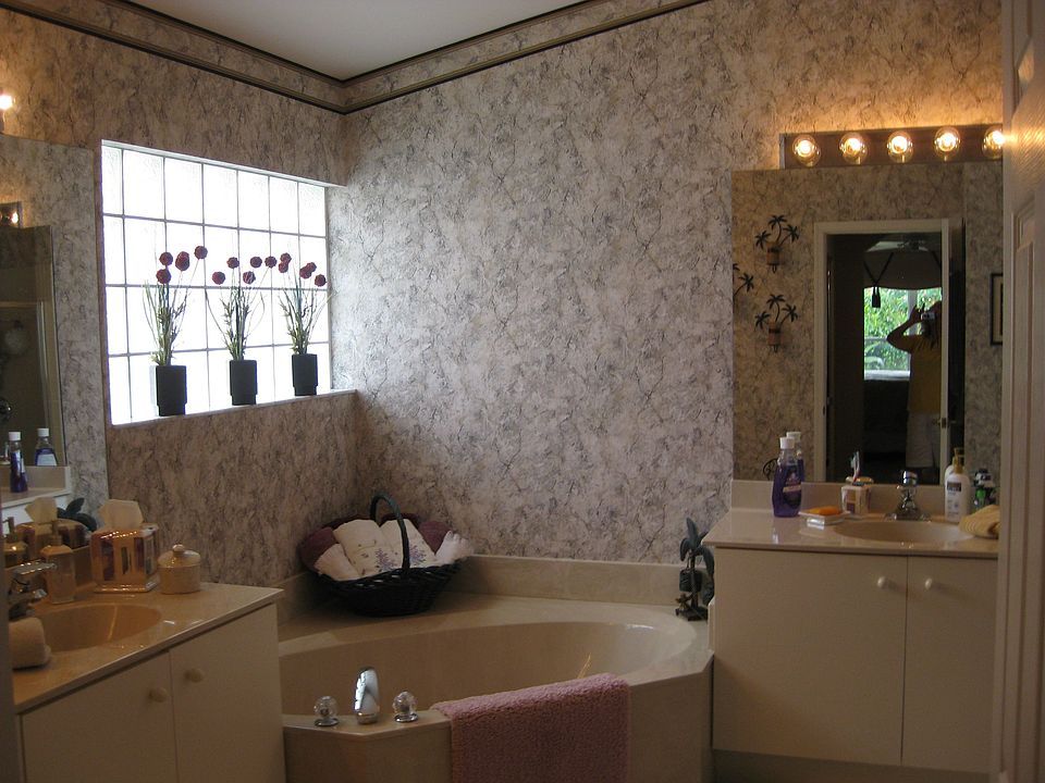 Master Bath, double vanities, linen closet, walk in shower, soaking tub