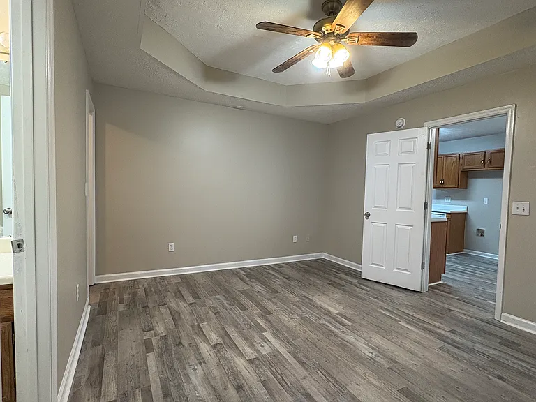 1404 Douglas St — Photo 11
