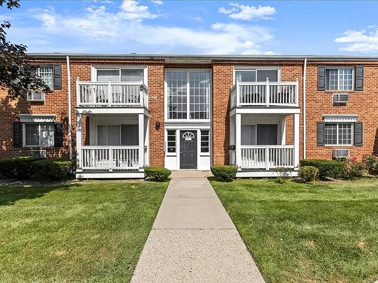 2425 Torquay Ave #101 — Photo 1