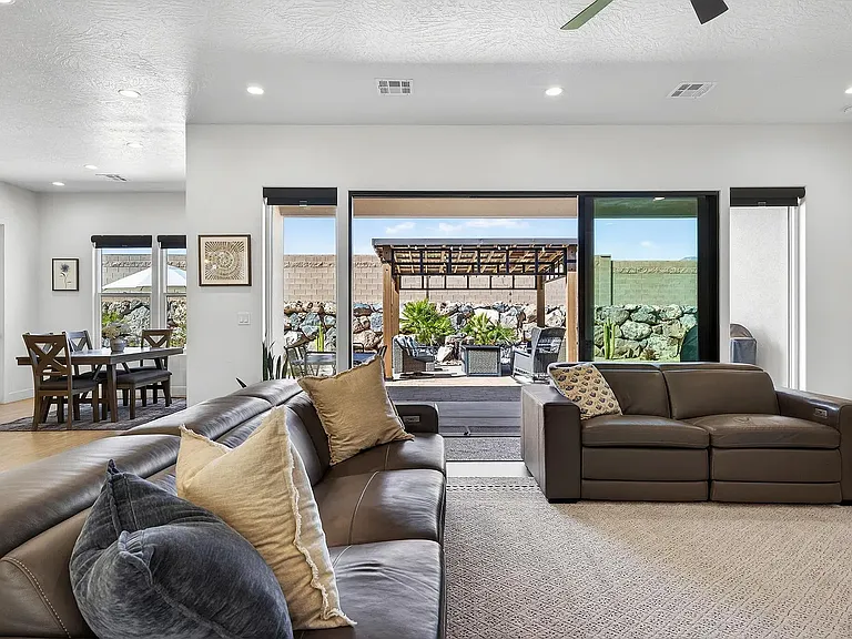 111 N Black Canyon Ave — Photo 2