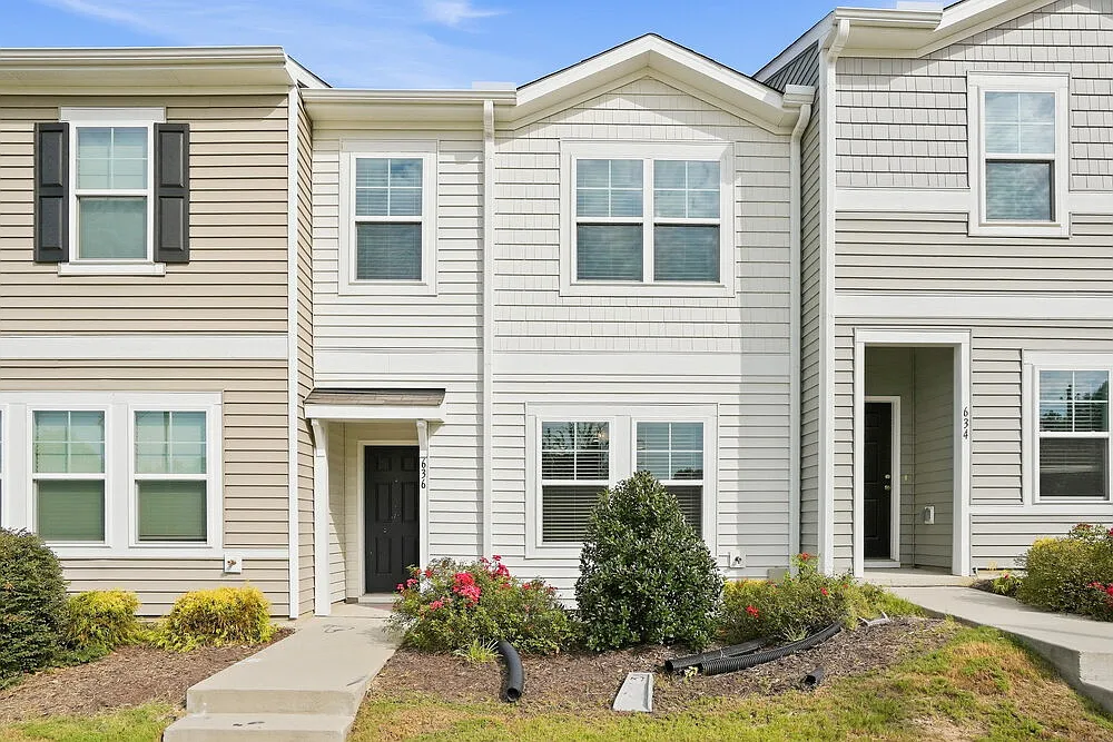 3 bed, 2.5 bath, 1590 sqft, $1,670 — Photo 1
