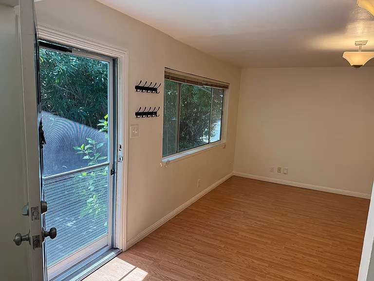 517C Thompson Ave — Photo 12