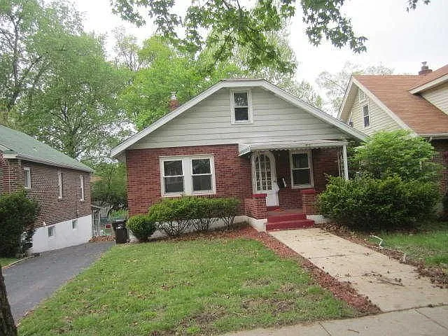 2435 Hartland Ave photo 1