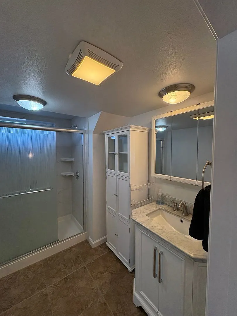 No Utilities Studio apartment with full Kitchen and Laundry — Photo 4