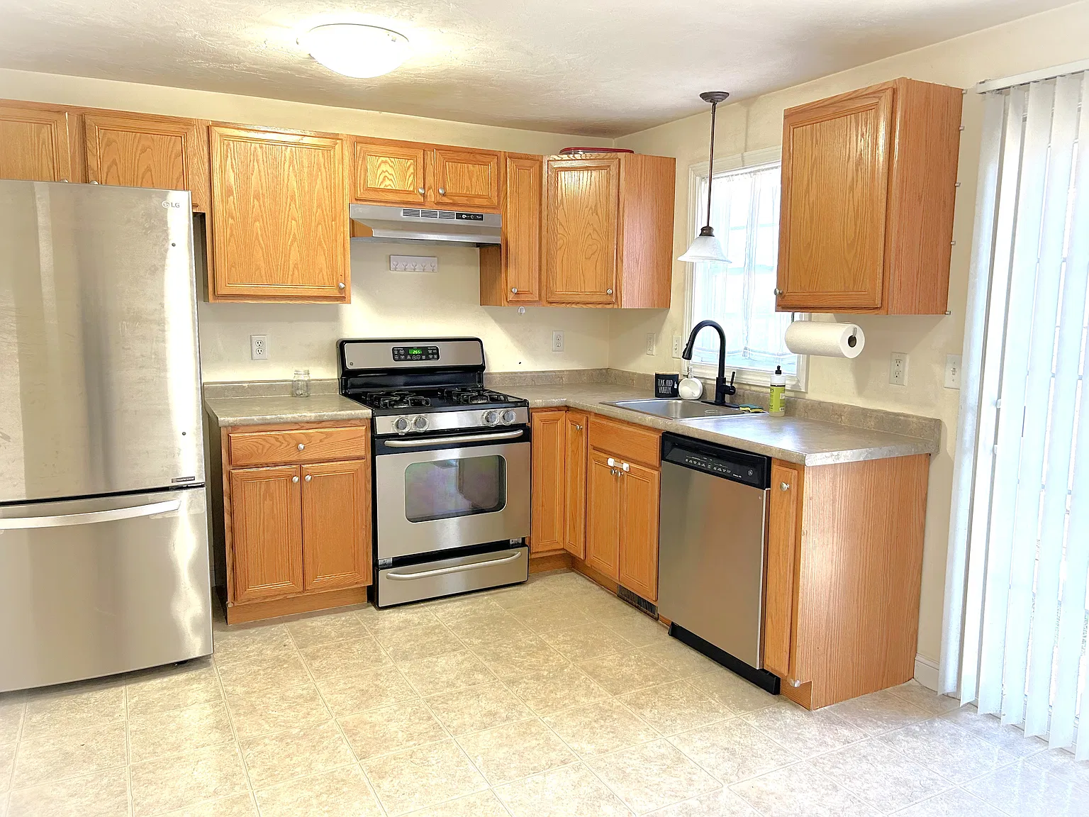 2 bed, 1.5 bath, 1656 sqft, $2,500 — Photo 2