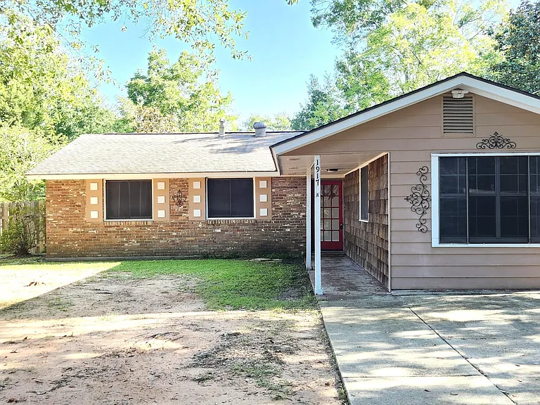 1917 Stuart Ave — Photo 1