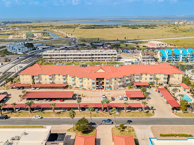 Compass Bay Apartments & Marina — Photo 42