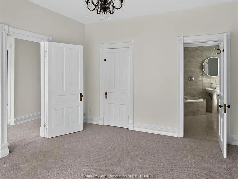598 Park Ave W — Photo 24