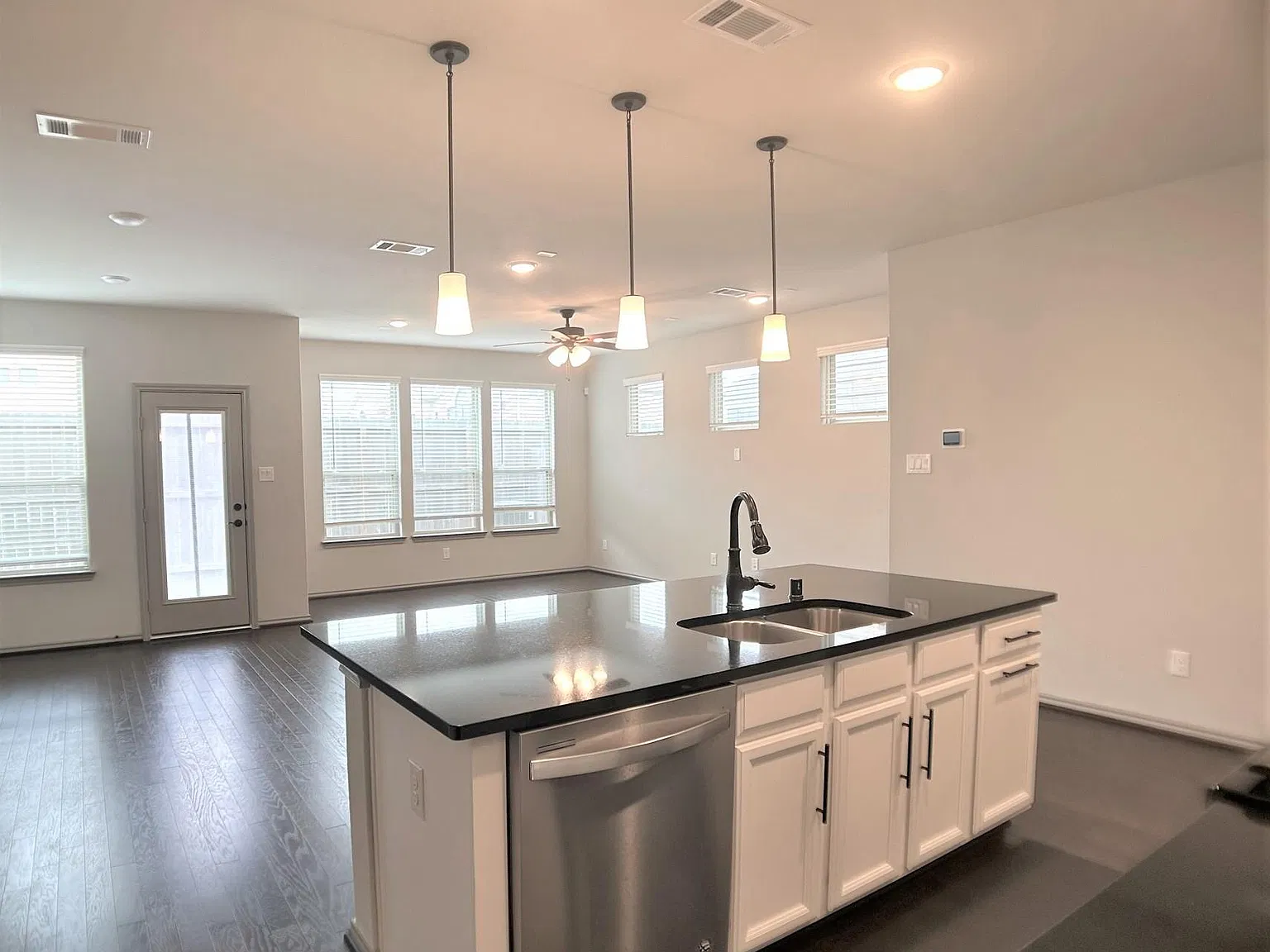 3 bed, 2.5 bath, 1845 sqft, $2,800 — Photo 3