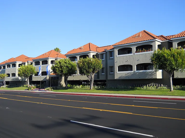 Yorktown Apartments — Photo 10