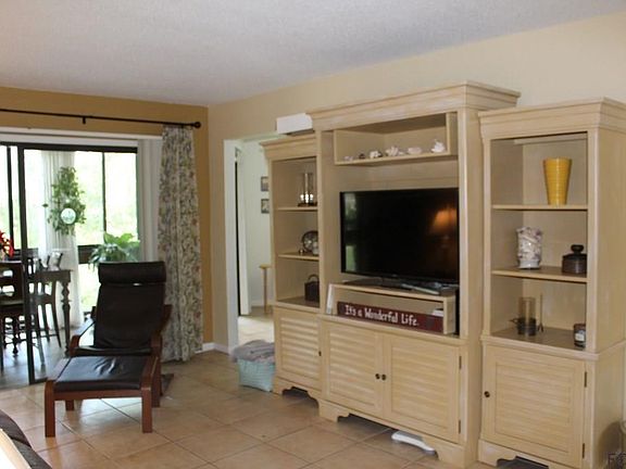 4th image of 9 Surrey Ct #9