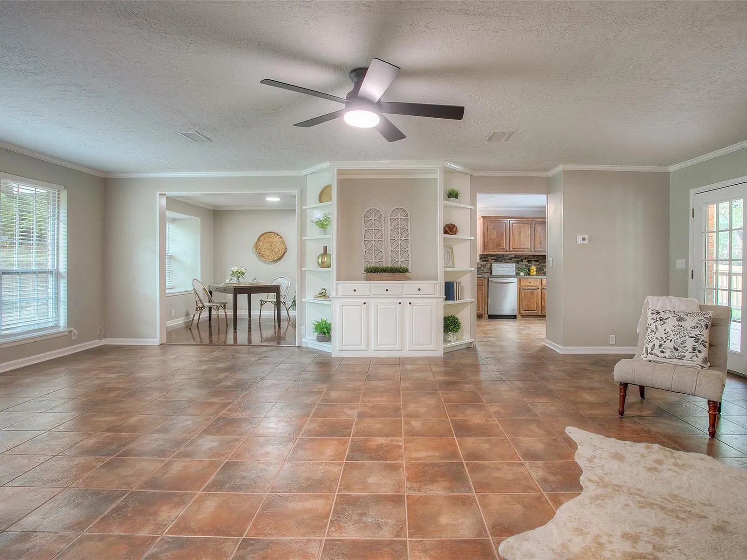 3 bed, 2.0 bath, 2016 sqft, $2,650 — Photo 4