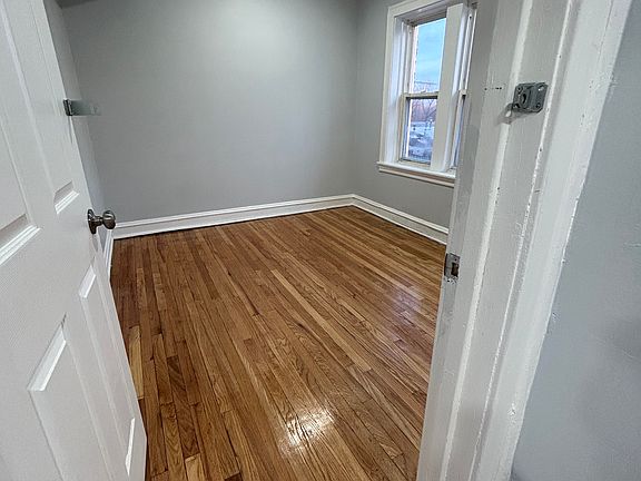 4th image of 5943 N Artesian Ave #3