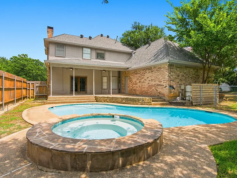 1205 Shannon Ln — Photo 1