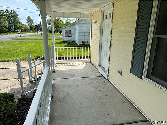 3rd image of 2554 Niagara Rd