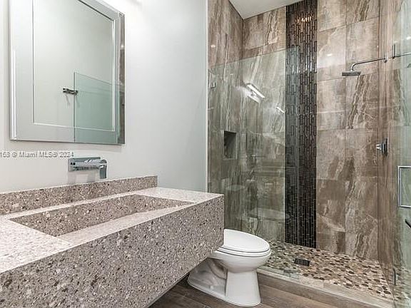 4th image of 2433 NE 20th Ave #1