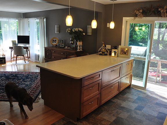 8’ long x 6’ wide peninsula 