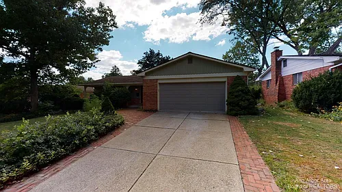 2235 Prairie St Photo 1