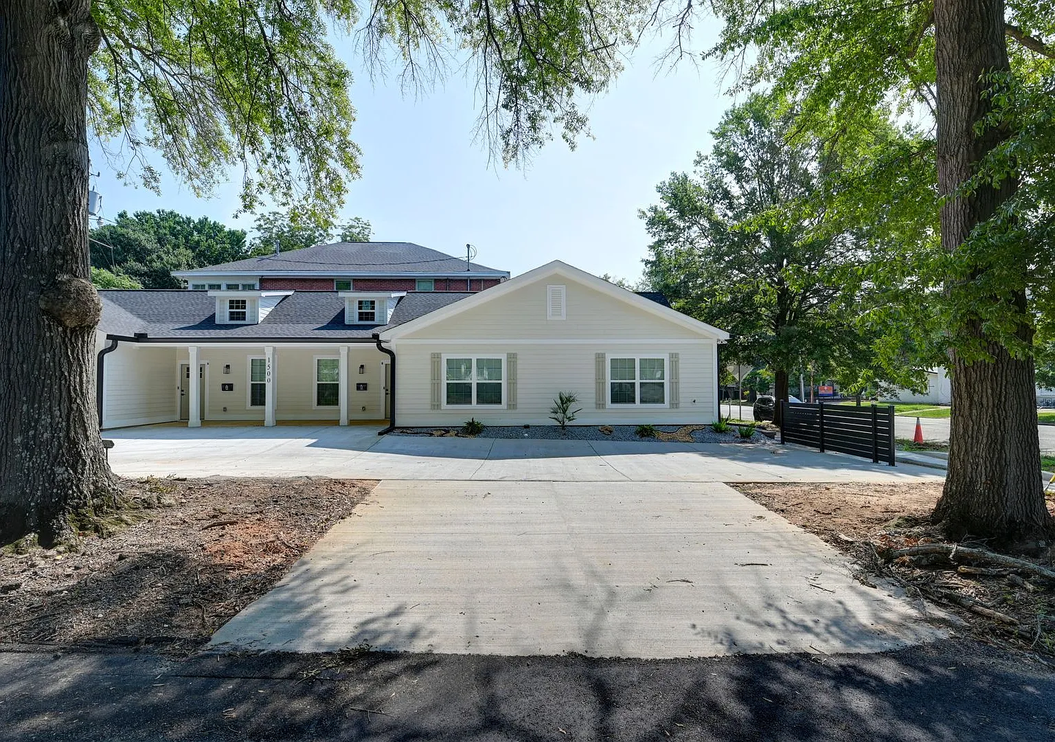 Modern home offering the perfect blend of convenience, comfort, and city living - Unit B — Photo 2