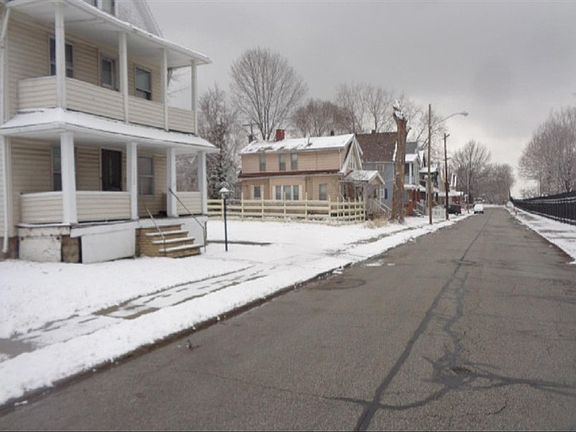 5th image of 11120 Woodstock Ave
