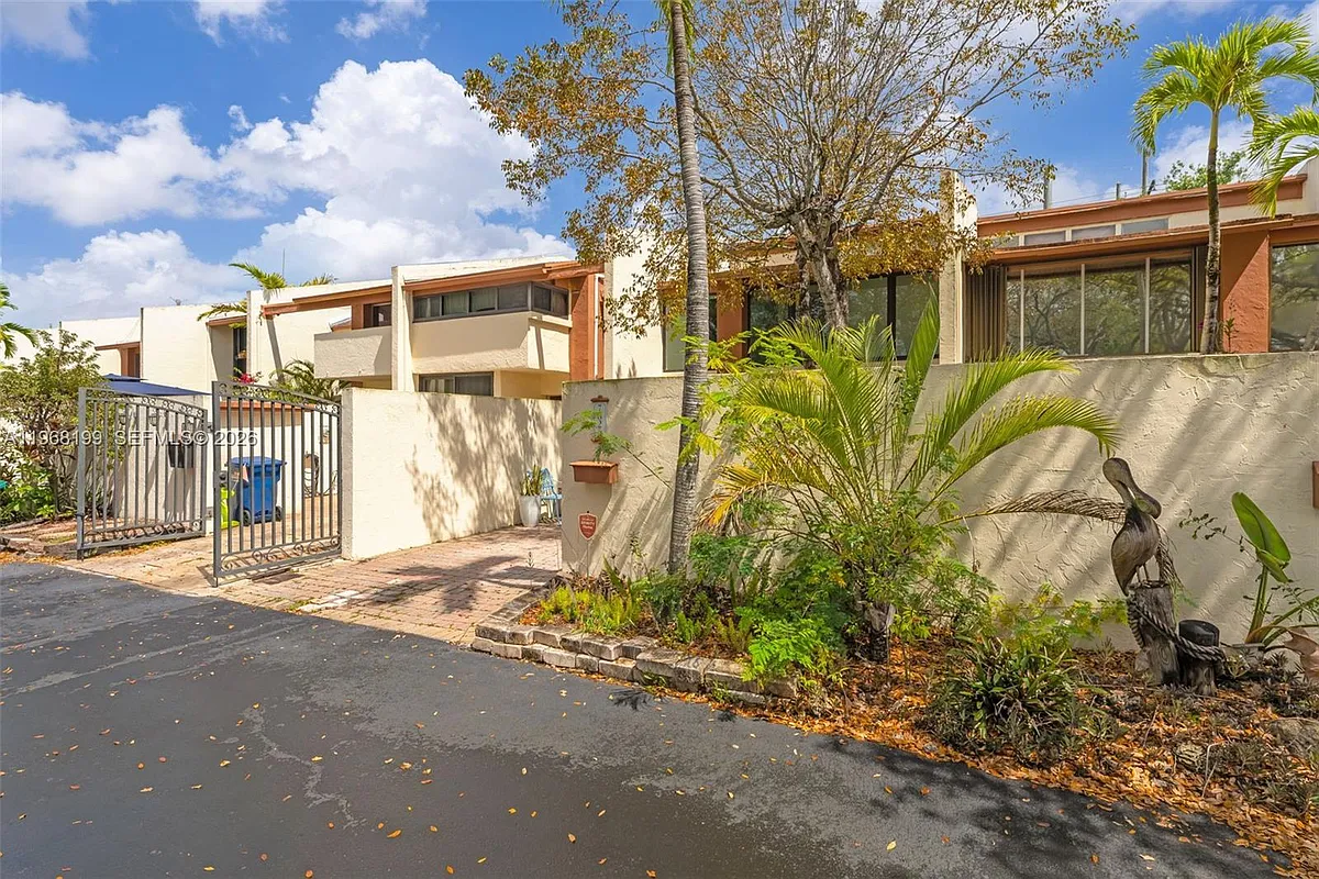Building Photo - 7825 SW 103rd Pl #7825