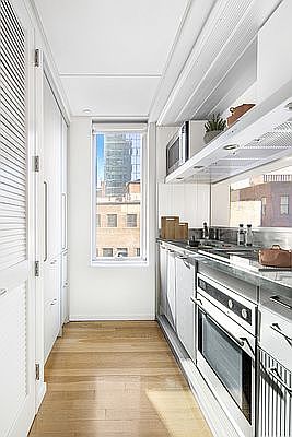 4th image of 18 W 48th St APT 15C