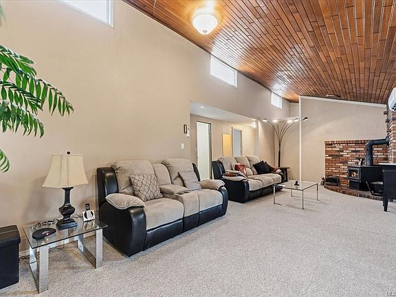 3rd image of 944 Poplar Way
