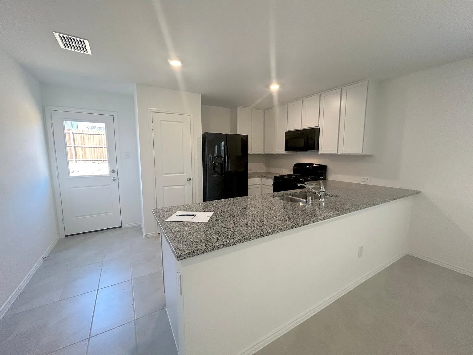 3 bed, 1470 sqft, $2,050 — Photo 3